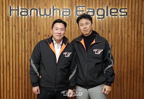 손혁 한화 단장(오른쪽)과 안치홍