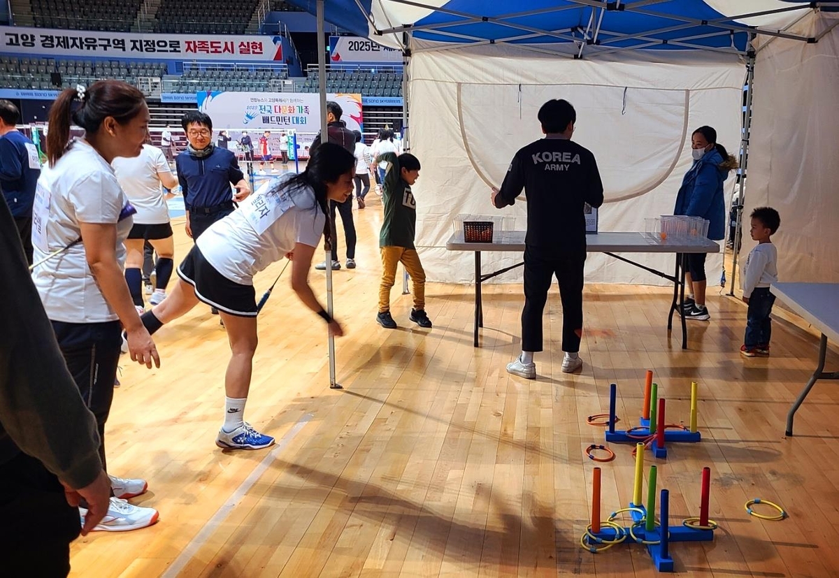 각국 전통놀이 체험부스에 몰린 참가자들