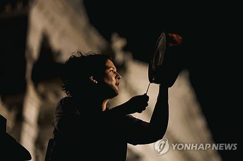 밀레이 '경제개혁' 방안에 항의하는 냄비 시위 나선 아르헨티나 시민