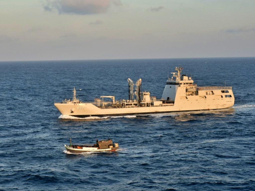 로힝야족 난민 목선 감시하는 인도네시아 해군