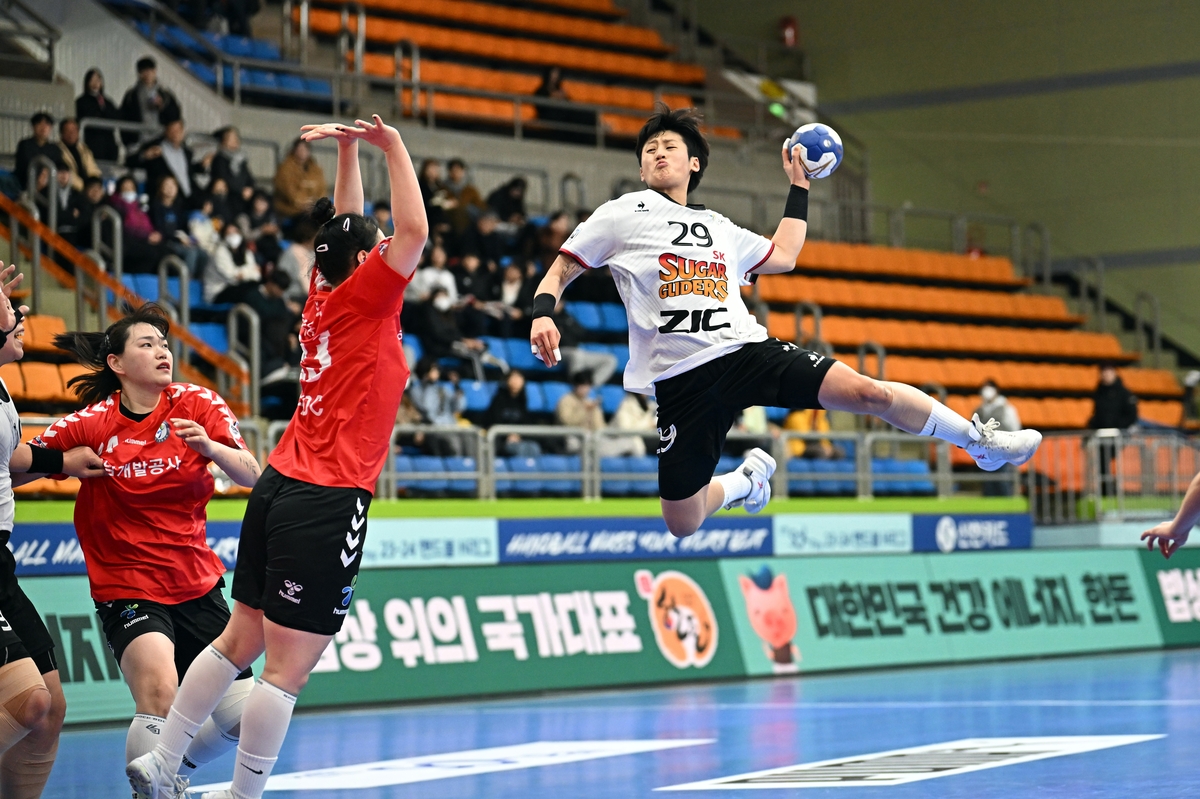 SK Yoo So-jeong throws a shot during the game against Gyeongnam Development Corporation on the 11th