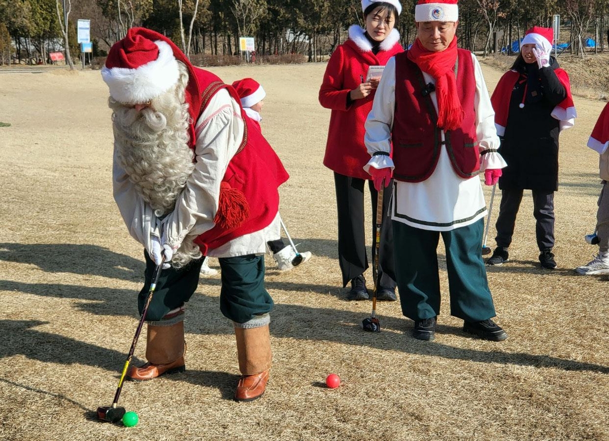 Santa enjoying park golf