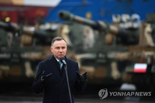 한국서 납품된 K2 전차·K9 자주포 앞에서 연설하는 폴란드 대통령