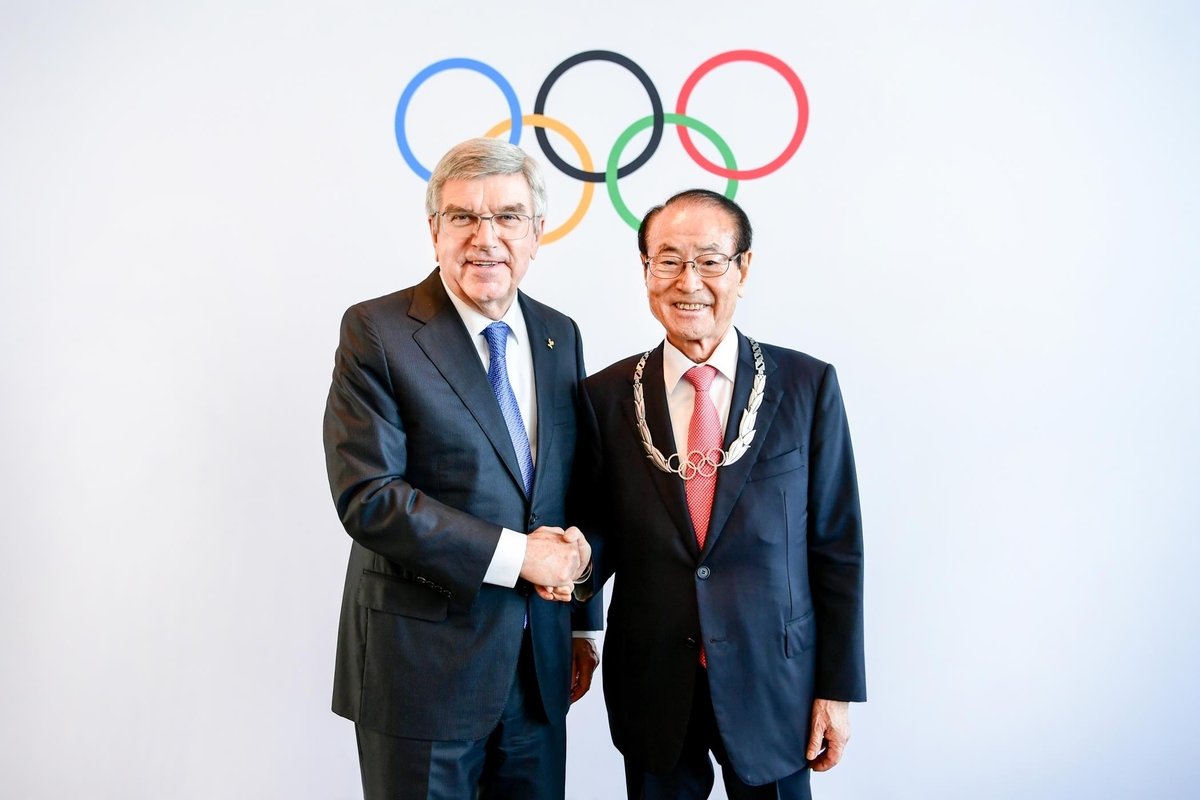 IOC Chairman Thomas Bach (left) and SBS Founding Chairman Yoon Se-young
