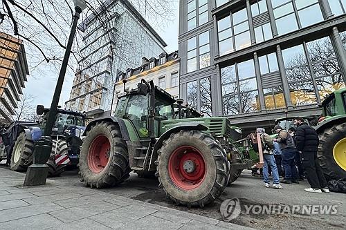 벨기에 브뤼셀 중심가에 등장한 농민 시위대의 트랙터 [AP 연합뉴스 자료사진]