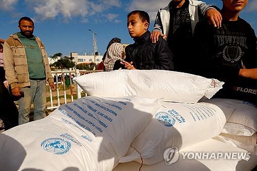 UNRWA가 전달한 식량 받는 팔레스타인 주민들