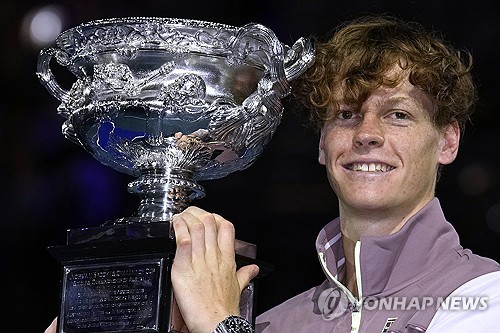 2024 호주오픈 우승컵을 들어올리는 신네르. 2024.1.28 [AP=연합뉴스 자료사진]
