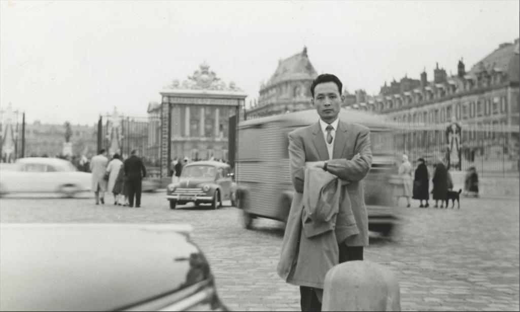 1966년 프랑스 베르사유궁 앞에서 찍은 이일의 모습 © 스페이스21[안그라픽스 제공. 재판매 및 DB 금지]
