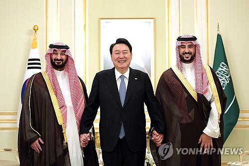 O Presidente Yoon Seok-yeol reúne-se com o Ministro da Defesa Saudita e o Ministro da Defesa Nacional