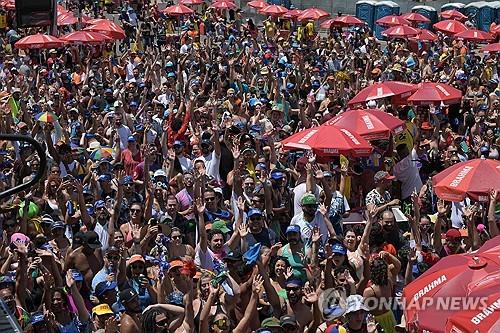 브라질 카니발 축제 퍼레이드에 동참한 시민들