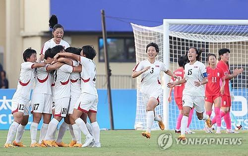 항저우 아시안게임 출전한 북한 여자축구팀(흰색 유니폼)