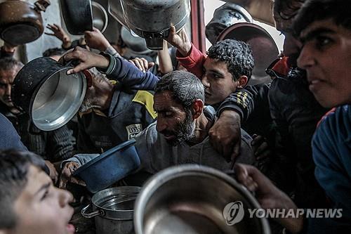 식량 받으려는 가자 주민들