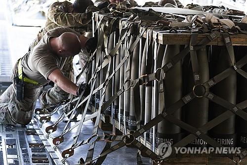 미군 수송기에 실리는 155㎜ 포탄