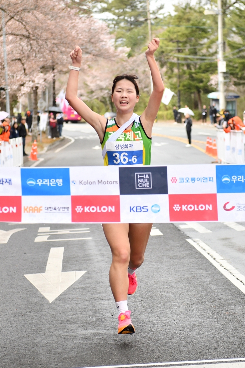 결승선 통과하는 경북체고 홍지승