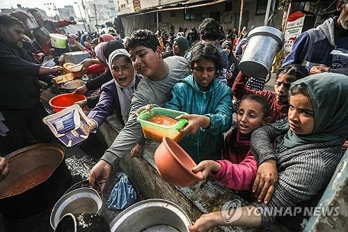 식량 배급 받는 가자지구 주민들