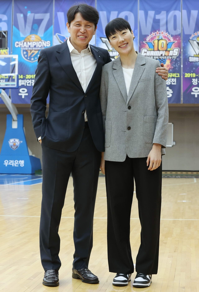 박혜진(오른쪽)과 포즈를 취한 위성우 감독
