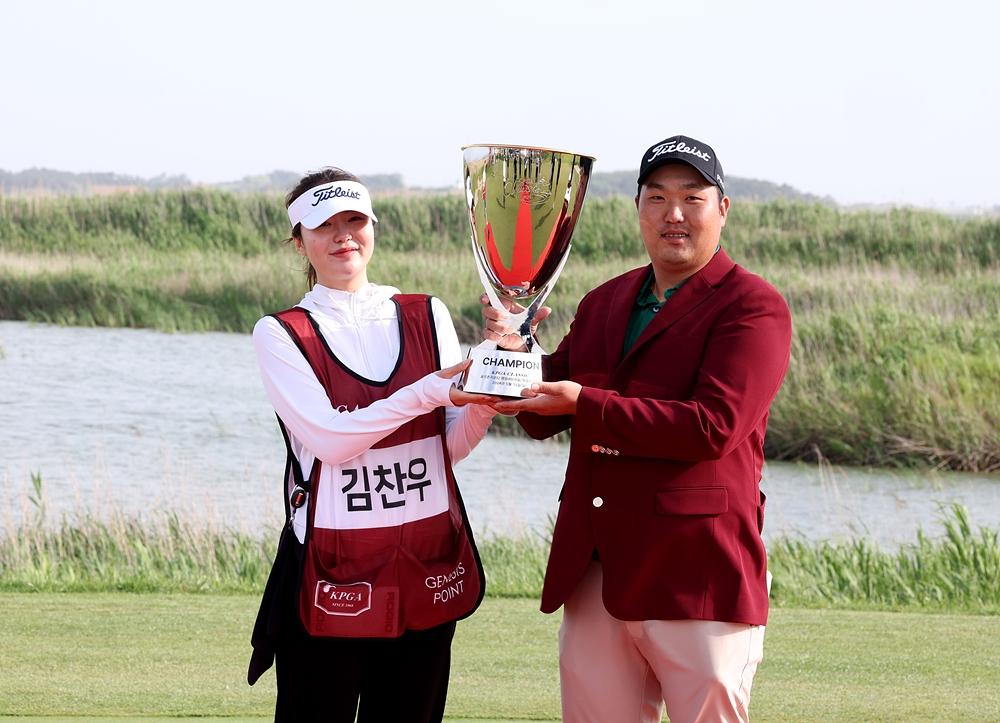 캐디인 누나와 함께 우승 트로피를 든 김찬우(오른쪽)