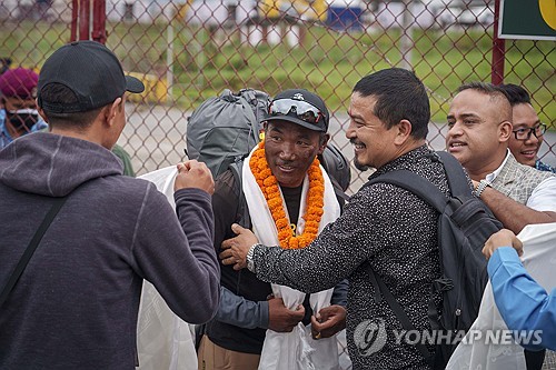 작년 5월 23일 에베레스트 28회 등정 후의 카미 리타 셰르파[AP=연합뉴스 자료사진]