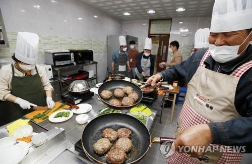 요리 배우는 중장년 남성들