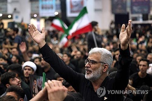 21일(현지시간) 테헤란 모살라 모스크에서 열린 추모행사에 참석한 이란 국민들. 