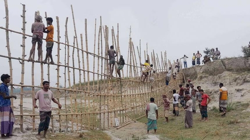 방글라 주민들, '댐 건설 50년 민원 무시'에 대나무로 댐 건설