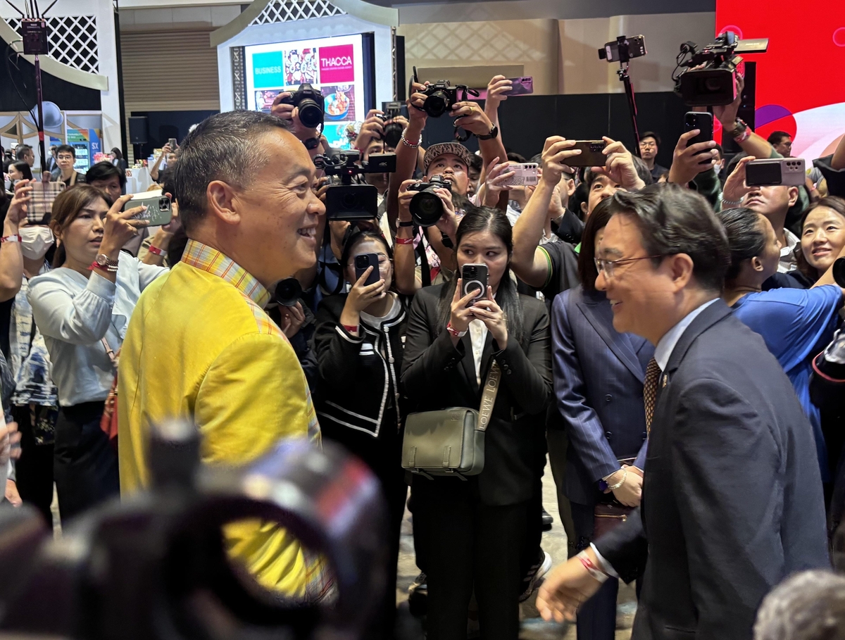 한국관 방문한 세타 태국 총리(왼쪽)과 박용민 주태국 대사