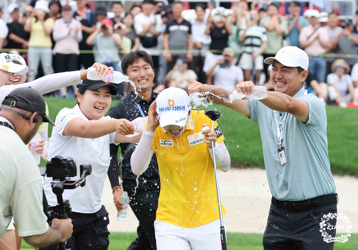 우승 축하를 받는 이가영