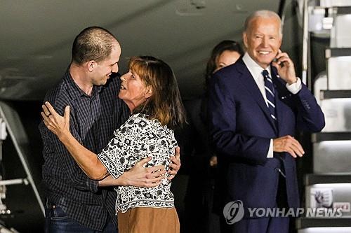 미국에 도착해 어머니와 포옹하는 에반 게르시코비치