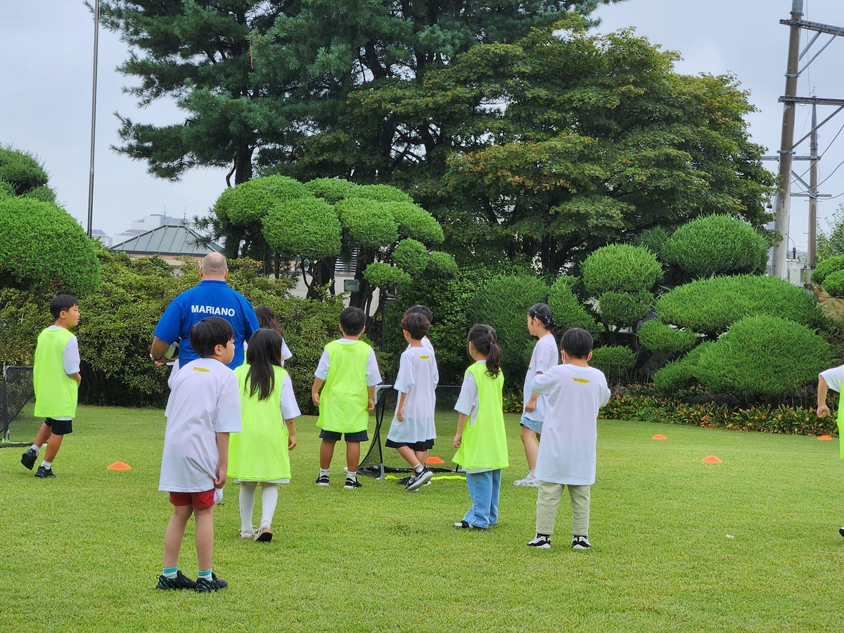 이탈리아 축구 트레이너와 훈련하는 마장 초등학교 학생들