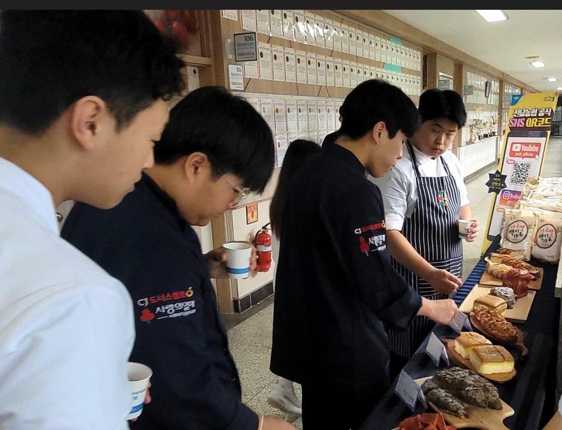 밀가루 대체 가루쌀빵, 맛과 건강을…농협, 초당대서 홍보