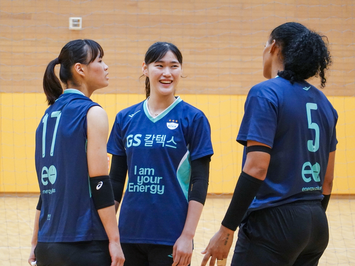 Kim Joo-hyang (center) talking with GS Caltex colleagues