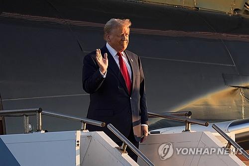 10일 필라델피아 공항 도착한 트럼프 전 대통령