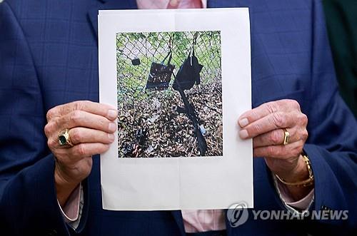 트럼프 암살 시도 현장서 발견된 AK-47 소총과 고프로, 가방 