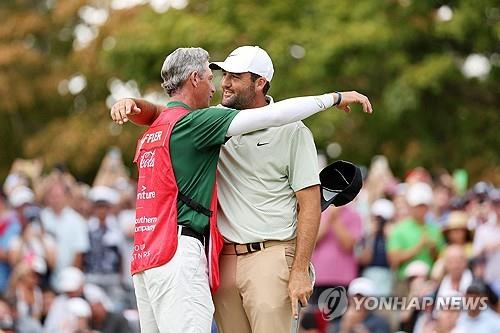 PGA투어 플레이오프 최종전 투어챔피언십 우승을 자축하는 셰플러와 스콧.