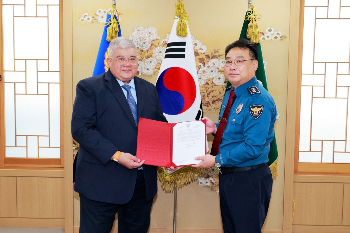 김준영 경기남부경찰청장(오른쪽)과 수라판 타이프라셋 태국왕립경찰청 외사국장