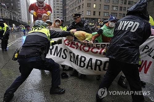 ‘Anti-Gaza war’ protesters block New York’s Thanksgiving march and stage a surprise demonstration