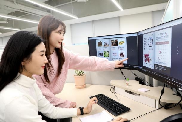 삼성디스플레이 직원들이 온라인 장터에서 상품을 구입하는 모습