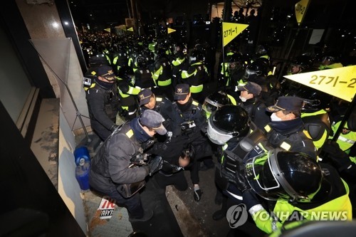 서부지법 윤 대통령 지지 시위대 끌어내는 경찰 (서울=연합뉴스) 신현우 기자 = 윤석열 대통령이 내란 우두머리 혐의로 구속되자 지지자들이 서울 마포구 서울서부지방법원에 난입한 19일 오전 서부지법 후문 인근에서 경찰이 시위 중인 윤 대통령 지지자를 끌어내고 있다. 2025.1.19 nowwego@yna.co.kr(끝)