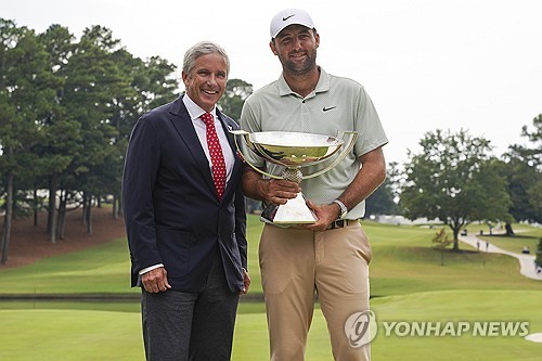 작년 PGA투어 플레이오프에서 우승한 셰플러와 제이 모너핸 커미셔너.