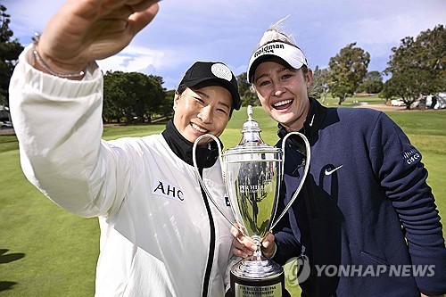 작년 우승자 넬리 코르다와 호스트 박세리.