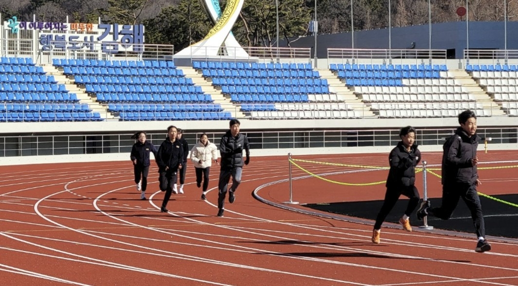 김해종합운동장에서 전지훈련 중인 육상선수들