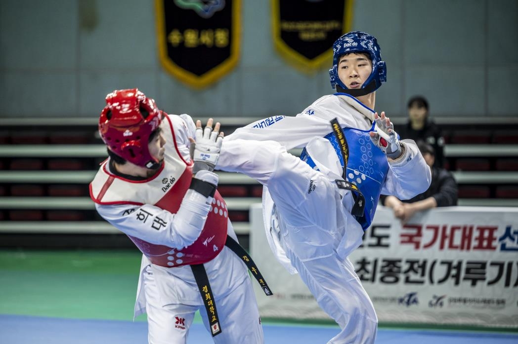 발차기 공격 시도하는 박우혁