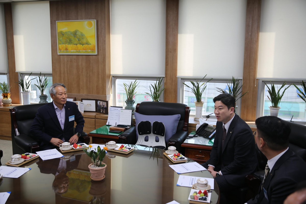 경북체육회 찾아 현안 논의하는 진종오 의원(오른쪽에서 2번째)