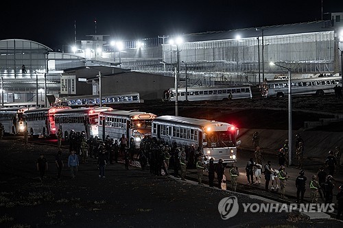 미국서 추방돼 엘살바도르에 도착한 이민자들