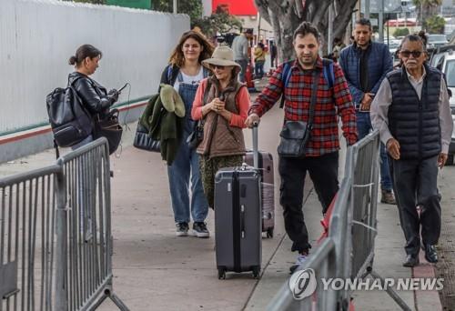 미국에 입국하려는 이민자들