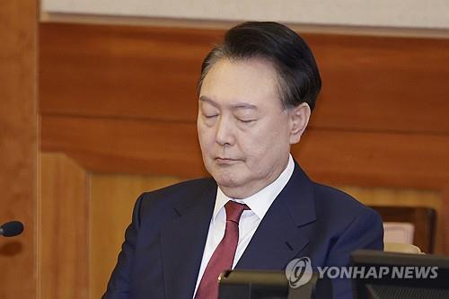 눈 감은 윤석열 대통령