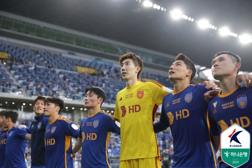 울산에서 함께 뛰던 2024년 4월 주민규(오른쪽에서 두 번째)와 이동경(맨 오른쪽).