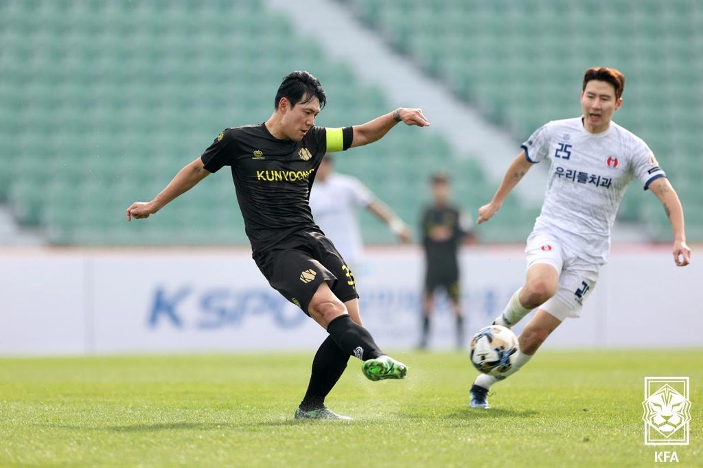2024 K5리그 챔피언십 용산건융FC와 김해재믹스FC의 경기장면.