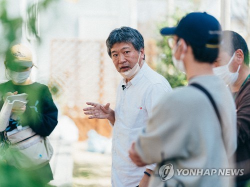 영화 '괴물' 촬영 현장의 고레에다 히로카즈 감독