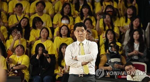 1년 전 4강 PO 5차전에서 표정이 어두운 조상현 감독